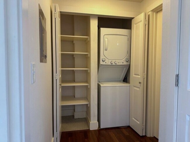 Building Photo - 1 bedroom top floor condo home in Stadium ...