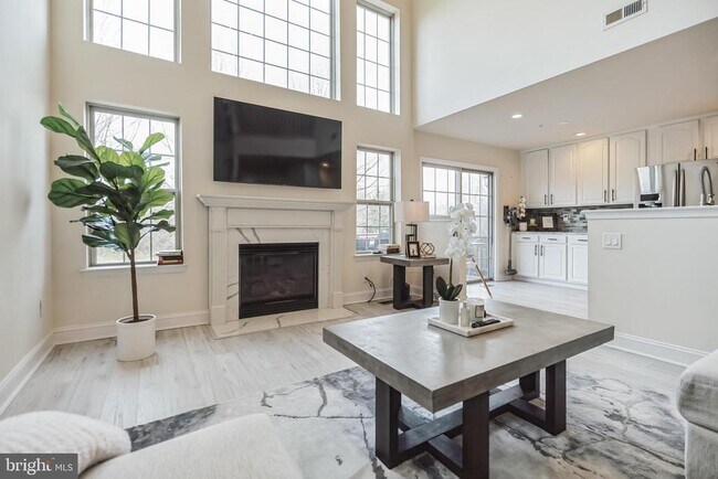 Building Photo - 1855 Creekview Ln