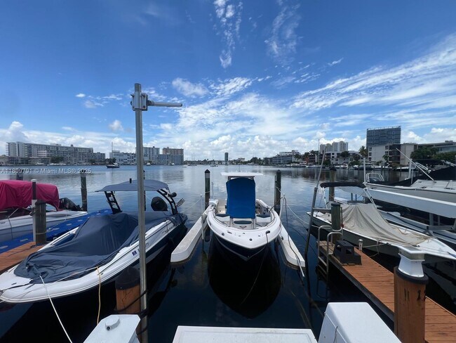 Building Photo - 100 Golden Isles Dr