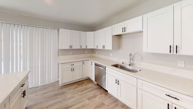 Building Photo - Newly Renovated! 4BD/2BA