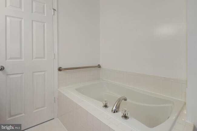 Building Photo - 2480 Angeline Dr