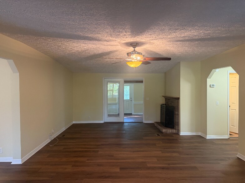 Building Photo - 4635 Johns Cemetery Rd