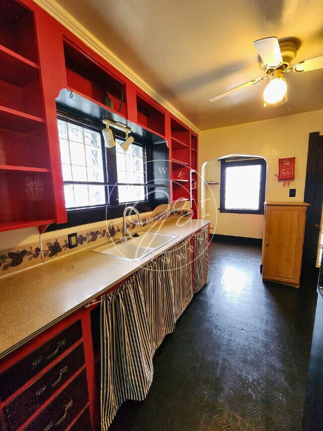 Building Photo - Adorable but unique 3+ bedrooms with bonus rooms! Fenced yard!