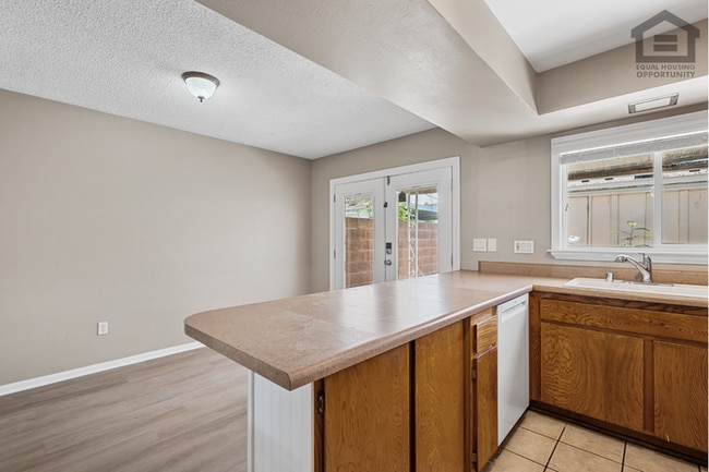 Building Photo - 2Bed/1.5Bath Townhome at 15th Ave/Camelback! Ready for Immediate Move-In!