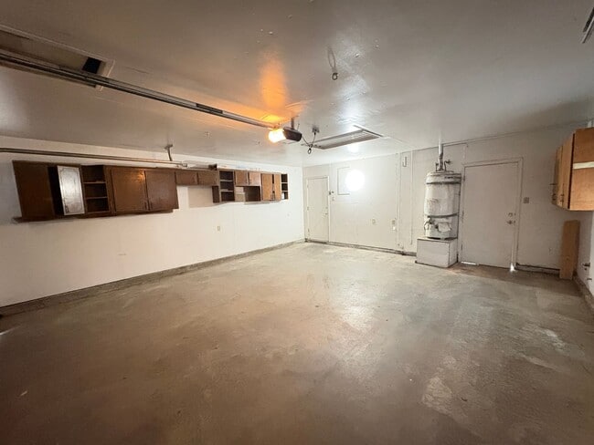 Building Photo - Spacious SE Tulare Home Near Shopping Centers coming soon!