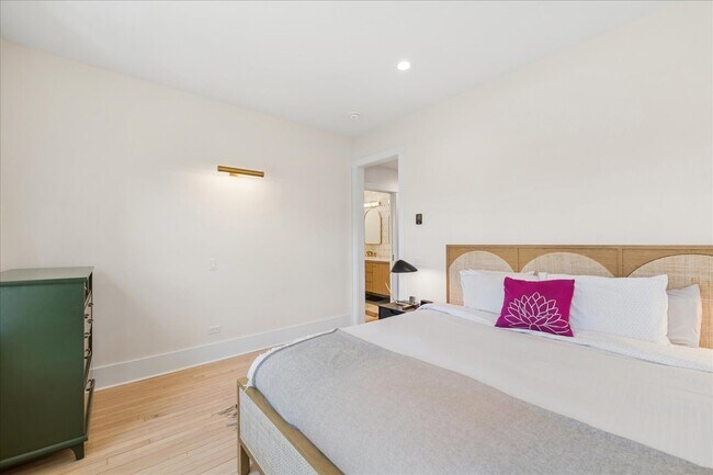 Building Photo - 4912 N Winchester Ave