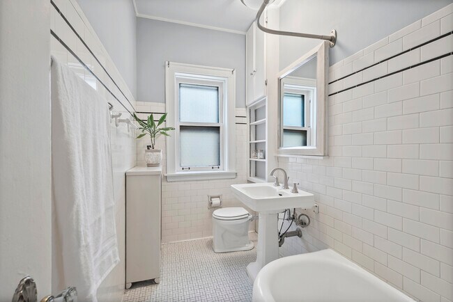 Building Photo - 906 Oakton St