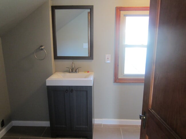 Building Photo - Updated 3 Bed 2 Bath Home