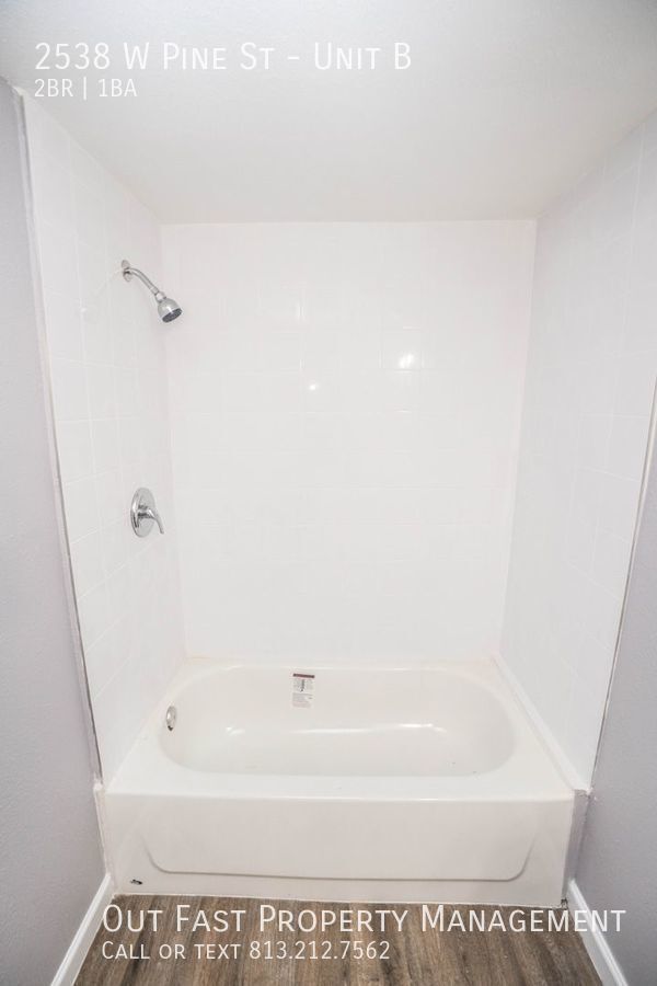 Building Photo - Freshly Renovated 2 Bedroom/1 Bath