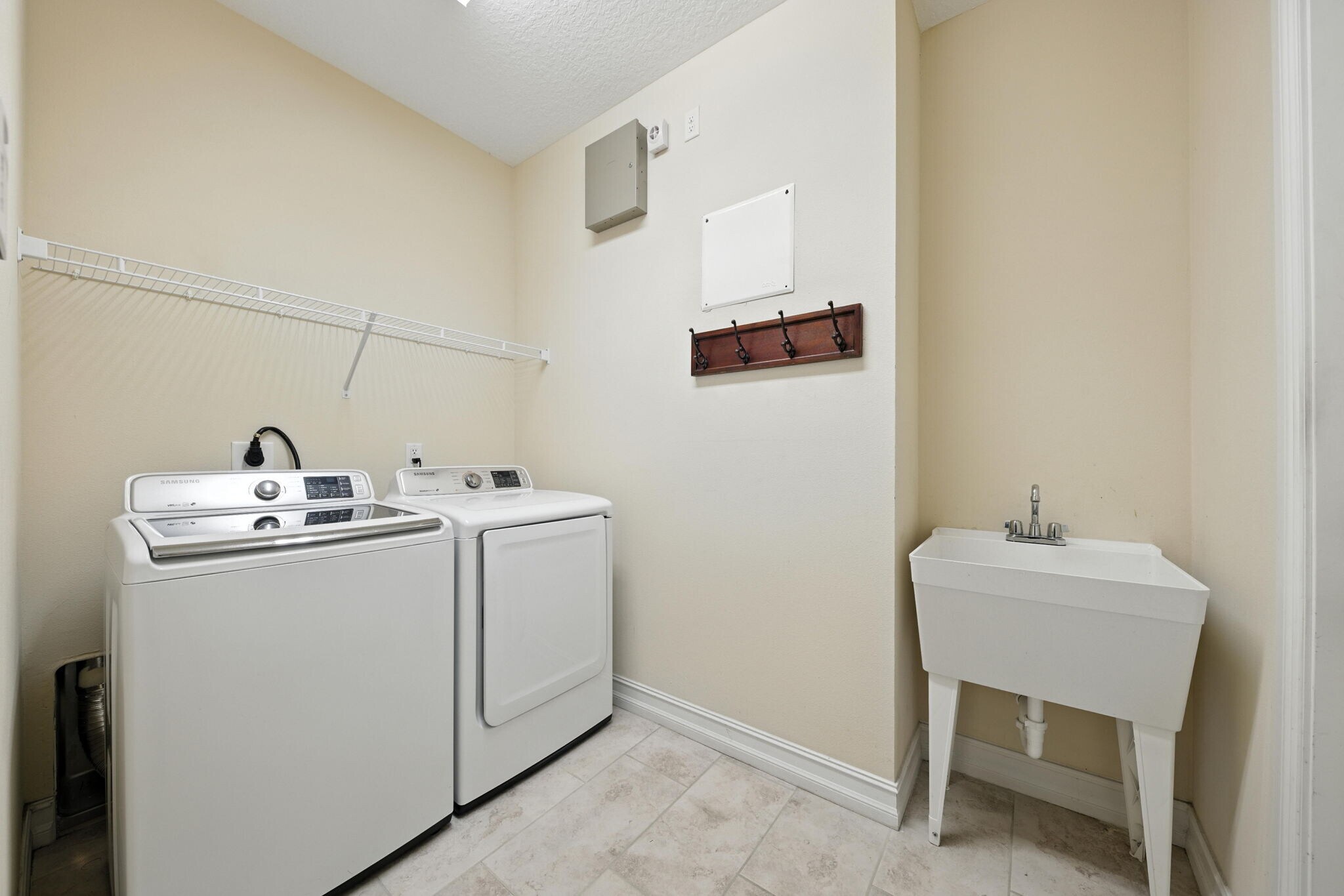 Building Photo - 6060 NW Cullen Way