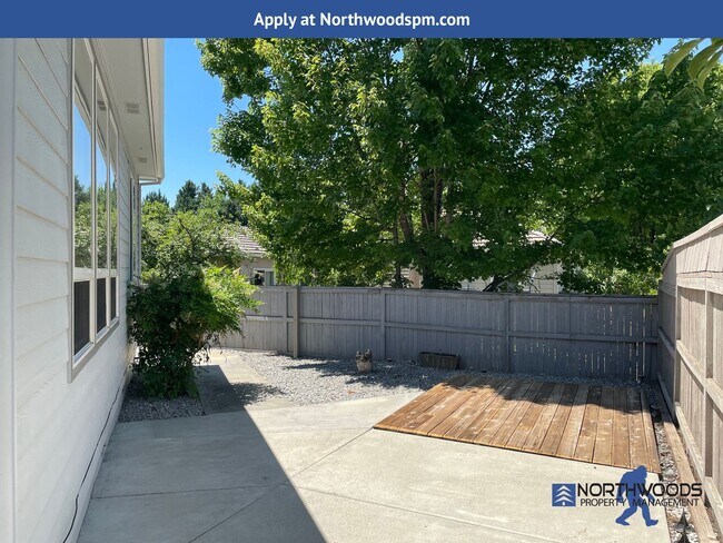 Building Photo - Beautiful 3 Bedroom 2 Bath Home Landscaping Included.