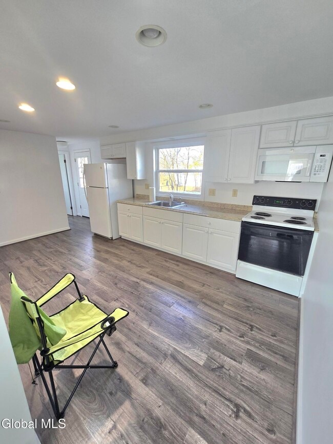 Building Photo - 19 Commodore St