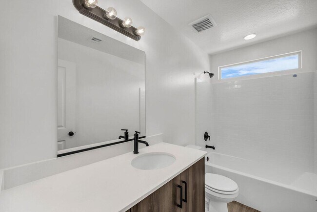 Building Photo - Stunning End-Unit in South Desert Townhomes