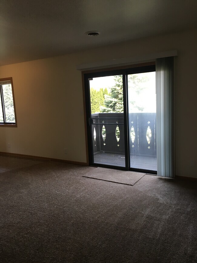 Building Photo - 1928 Redwood Dr