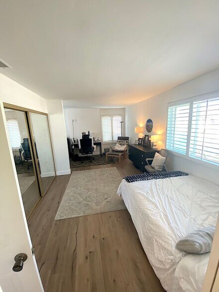 Building Photo - 2805 Unicornio St