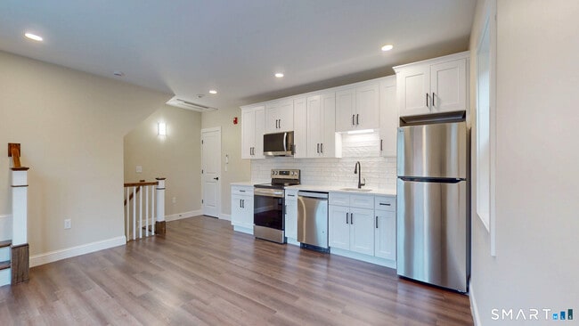 Building Photo - 2 Center St