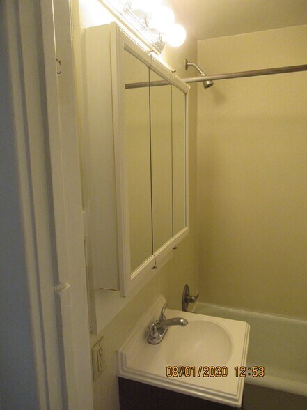 Building Photo - 719 E 7th St