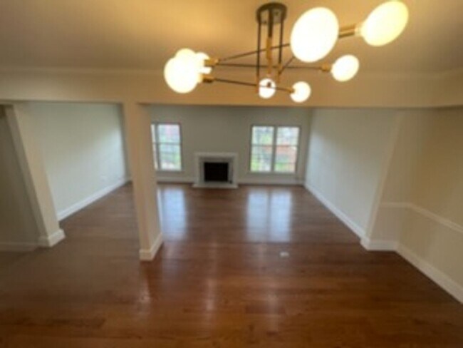 Building Photo - BEAUTIFLLY UPDATED TOWNHOME