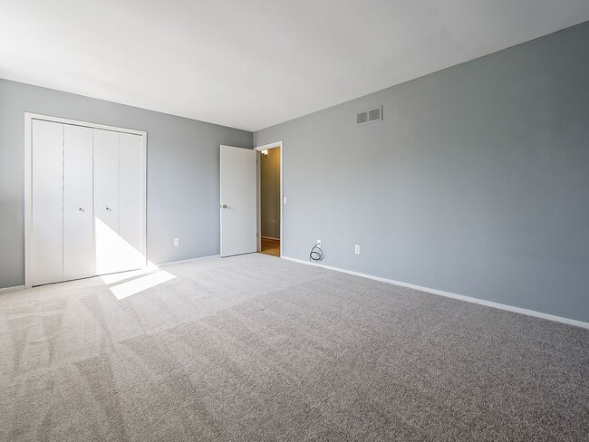 Building Photo - Welcome to this spacious single-family hom...