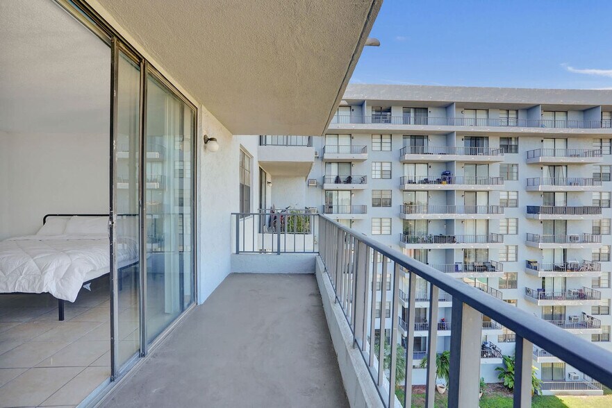 Building Photo - 777 NW 155th Ln