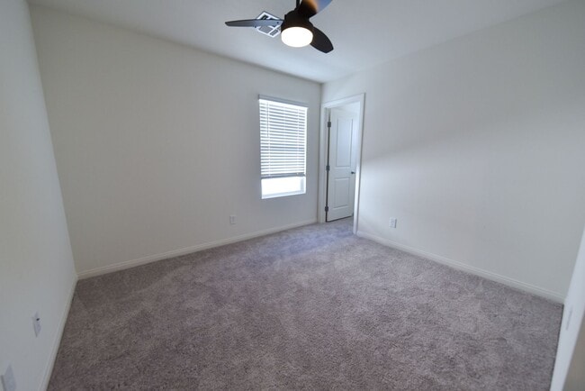 Building Photo - 5 Bed 3 1/2 Bath,  Beautiful home in gated community!