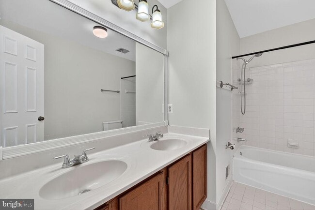 Building Photo - 6076 Heatherwood Dr
