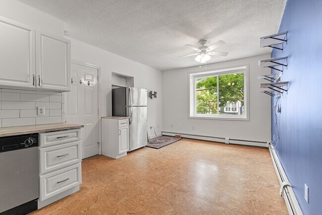Primary Photo - 151 W Sixth St