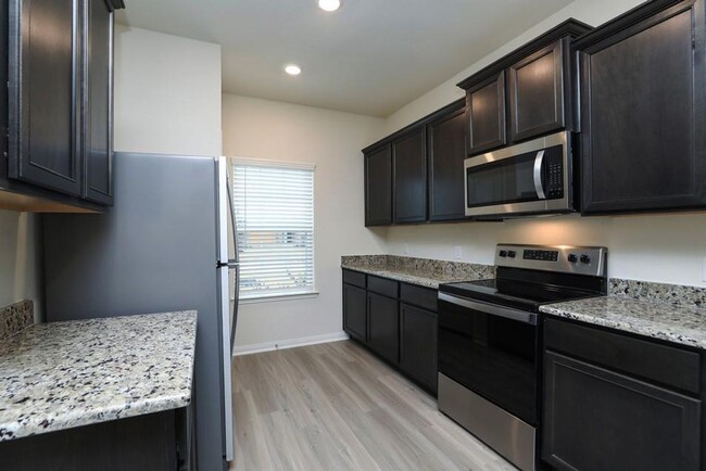 Building Photo - Spacious Brand New Home with 5 Bed/2.5 bat...