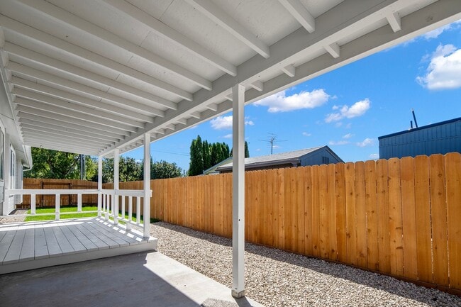 Building Photo - Lovely 3 Bedroom 2 Bath, 1350 Square Foot ...