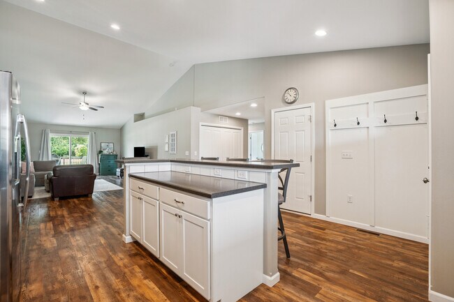 Building Photo - 3016 Sherwood Dr
