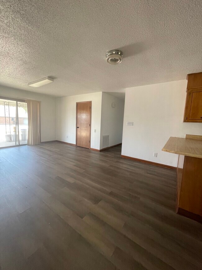 family room - 2656 Fairforest Clevedale Rd