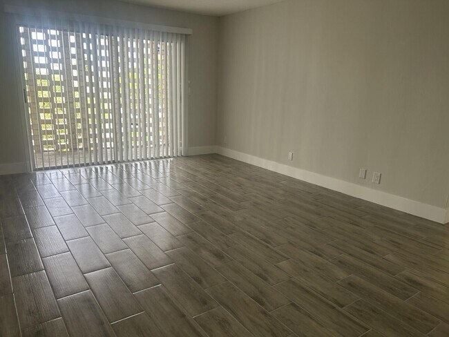 Building Photo - 1500 Crescent Cir