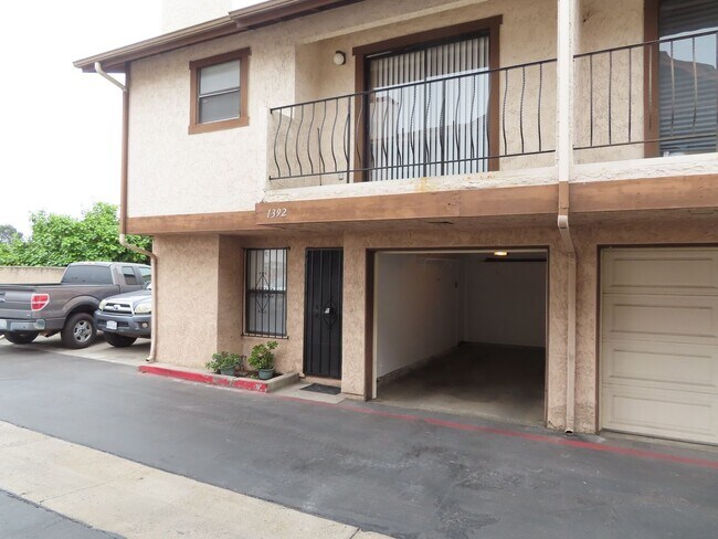 Primary Photo - Renovated 2 Bed 2 1/2 Bath Condo with Atta...