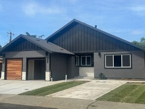 Building Photo - 3 Bedrom 2 Bath Duplex Fully Renovated