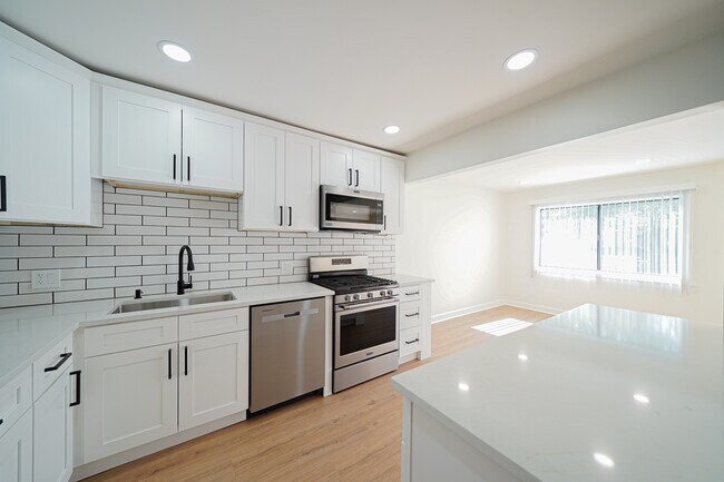 Building Photo - 621 Breakers Point