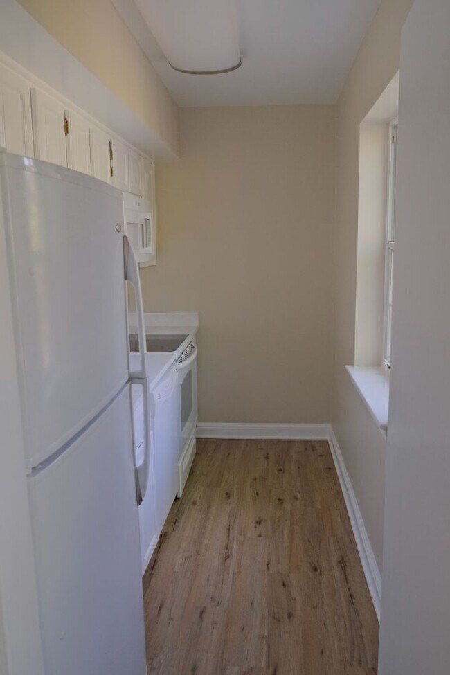 Building Photo - Beautiful corner unit in a secure, all-brick, pet-friendly building