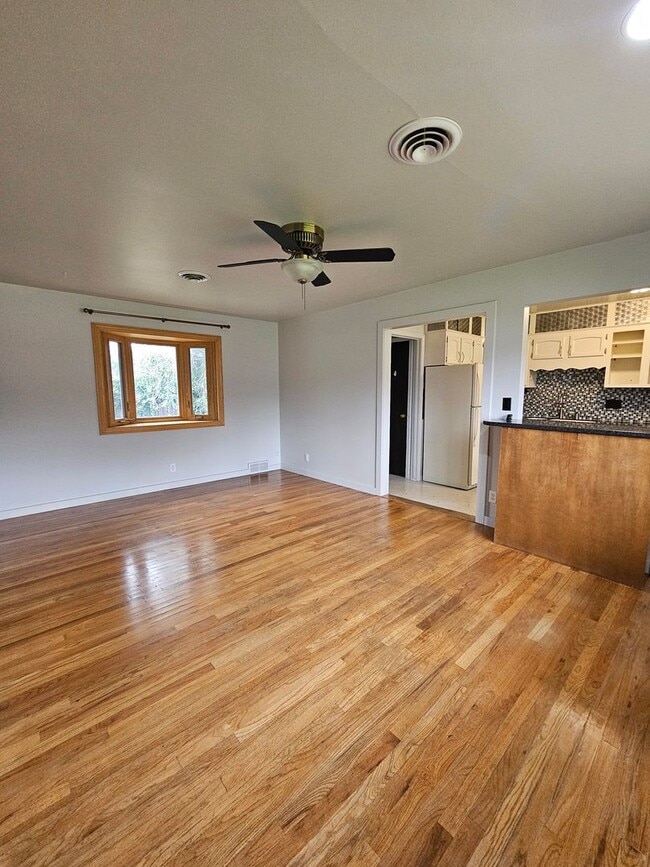 Building Photo - 3 BEDROOM | 2 BATH | DOUBLE GARAGE | WEST