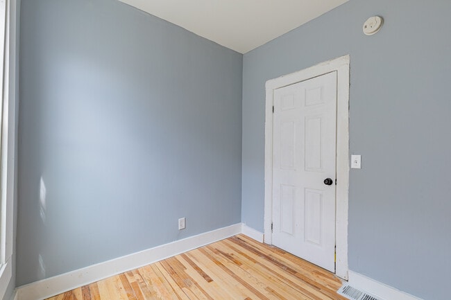 Building Photo - 383 Champlain St