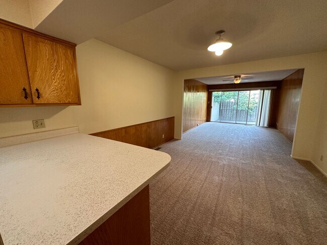 Building Photo - 3 Bedroom 2 Bathroom Duplex in Greenhaven