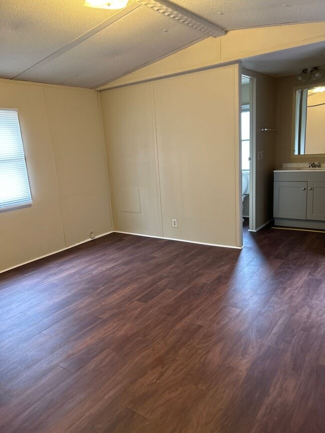 Building Photo - 2 Bedroom, 2 Bath