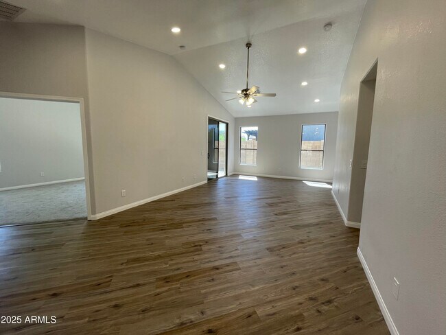 Building Photo - 841 E Lovegrass Dr