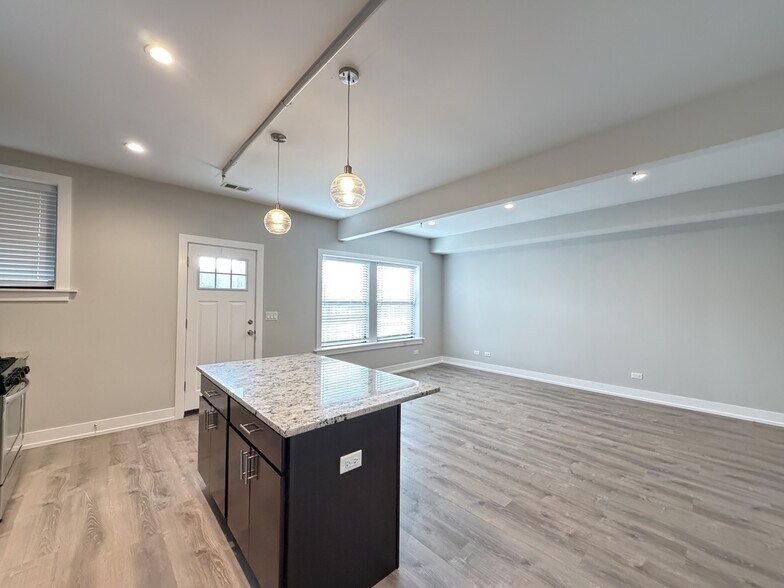 Building Photo - 913 Maple