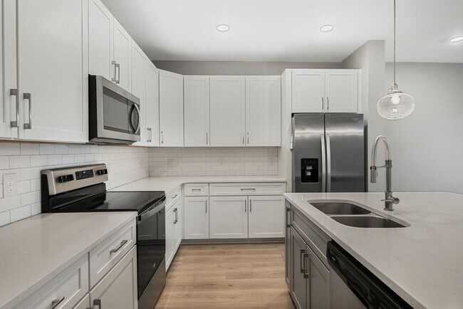 Building Photo - Stunning Modern Townhouse in the Heart of ...