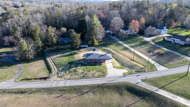 Building Photo - 313 Arrowood St SE