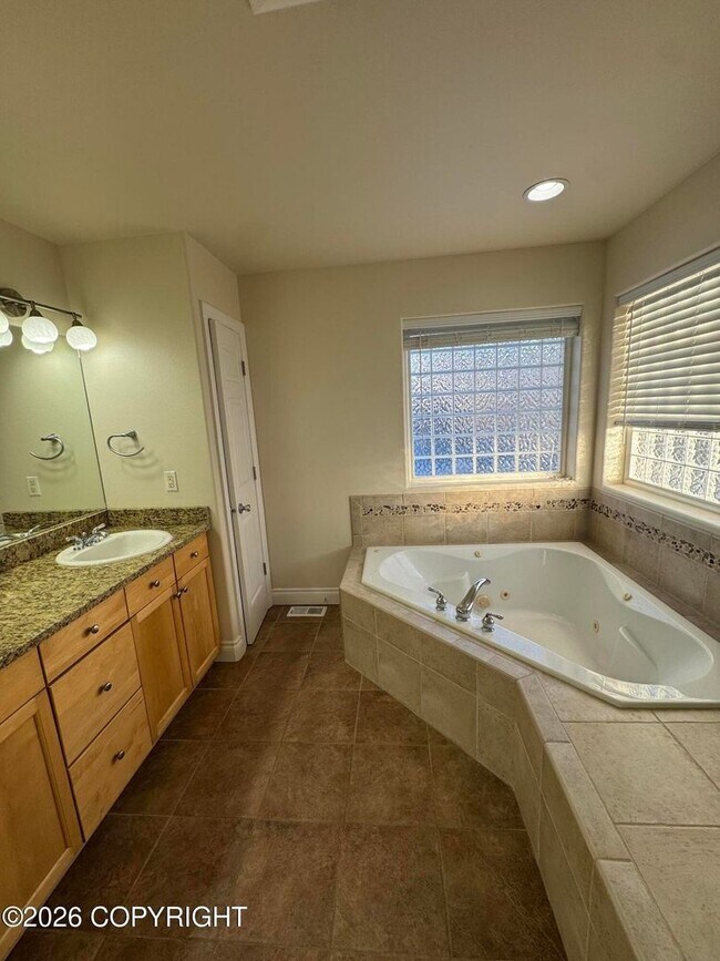 Building Photo - Stunning home in Goldenview