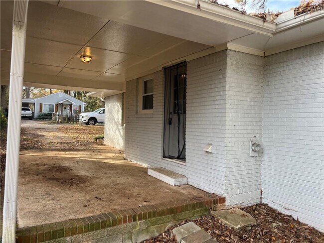 Building Photo - 2450 Crestview Ave