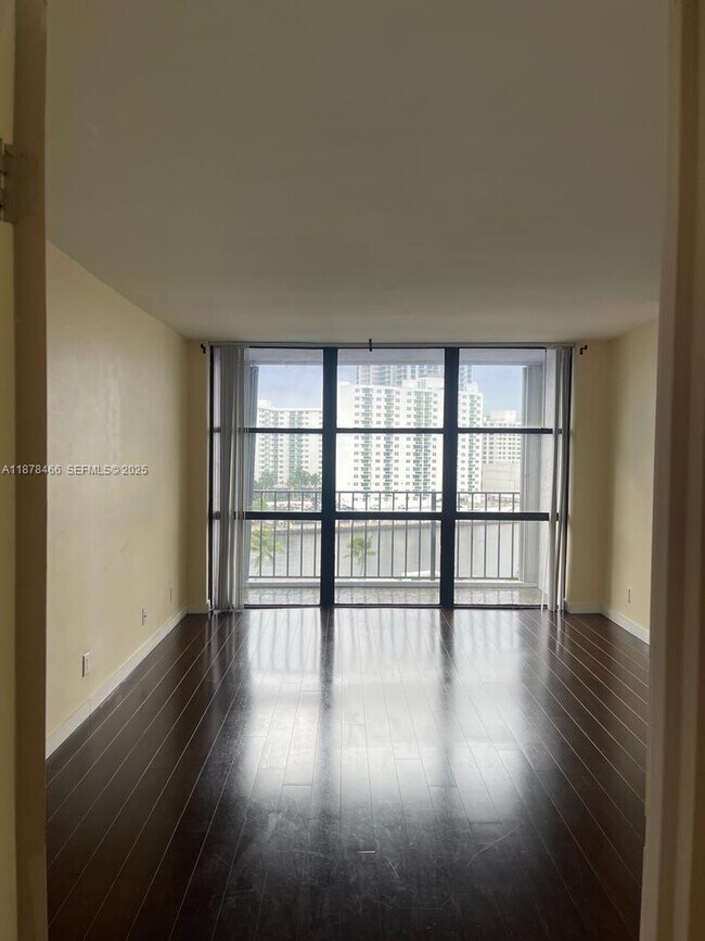 Building Photo - 1000 Parkview Dr