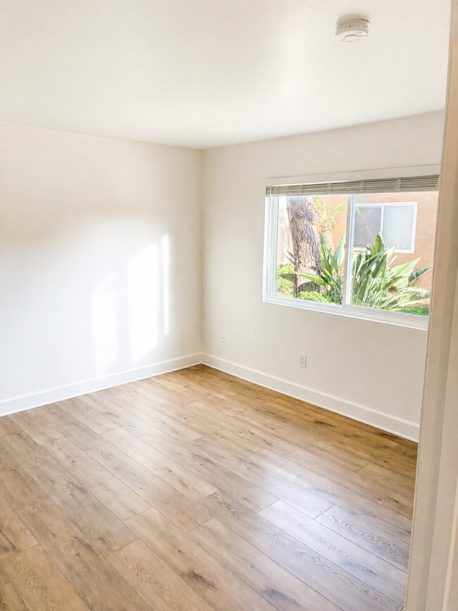 Building Photo - Beautiful Updated 2 Bed / 1.5 Bath Condo