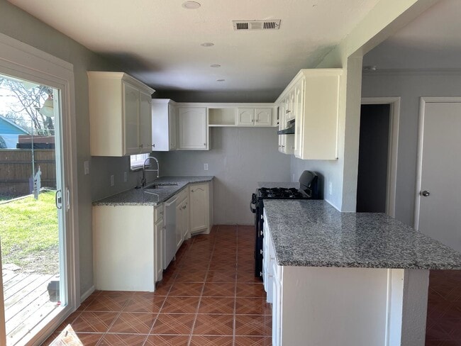 Building Photo - Move in SPECIAL! $995/month