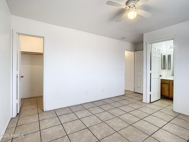 Building Photo - 4205 N Montezuma Dr